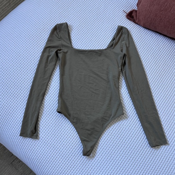 Aritzia Babaton Bodysuit in Basil Green - Picture 1 of 3